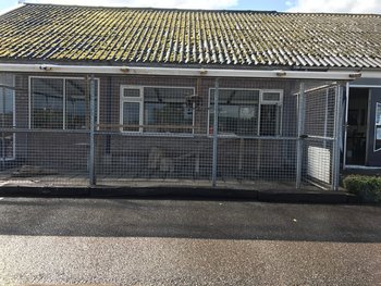 De nieuwe kattenren (met oude dak erachter) Kattenren Sabic 1