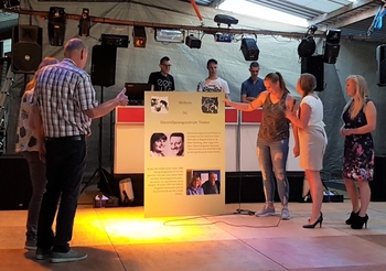 Presentatie van het cadeau aan Cok en Angeline Presentatie cadeau