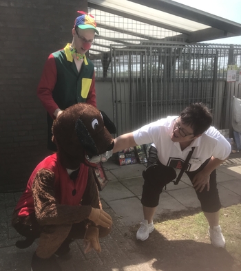 Clown en hond maken het terrein onveilig Verkleed